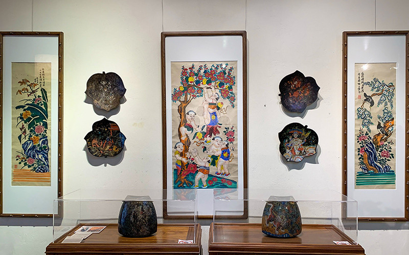 Một góc triển lãm “Từ truyền thống đến truyền thống”.