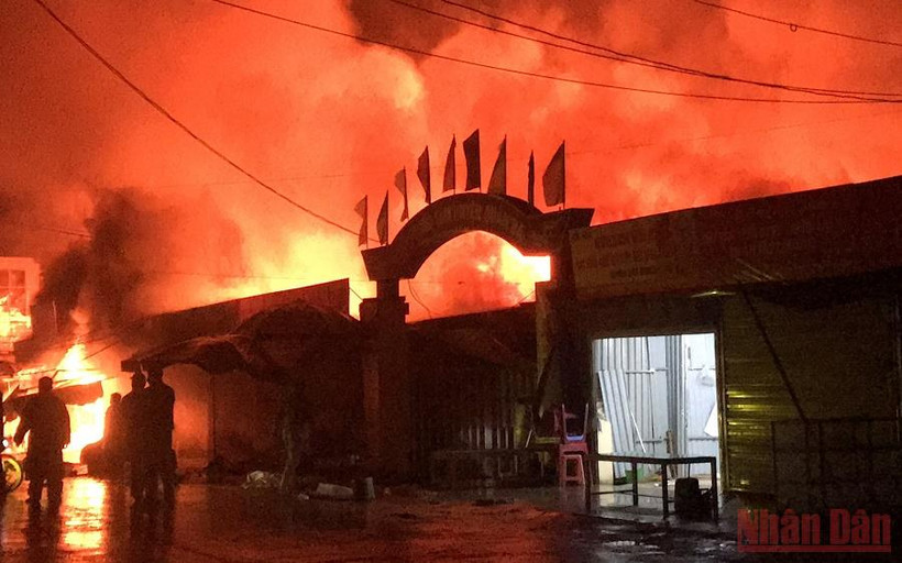 Chợ trung tâm huyện Quản Bạ cháy lớn vào rạng sáng 31/12.