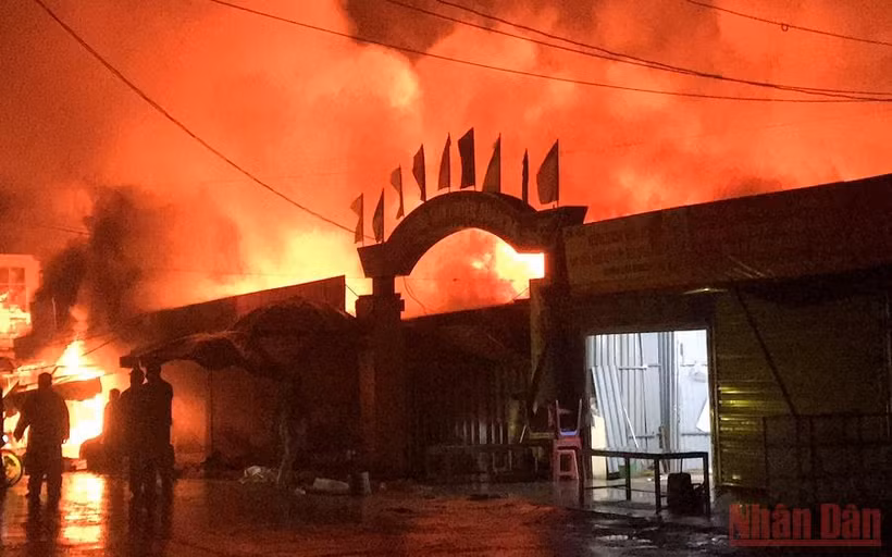 Chợ trung tâm huyện Quản Bạ cháy lớn vào rạng sáng 31/12.