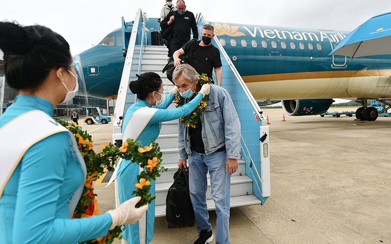 Khách quốc tế đến Việt Nam trong tháng 11 tăng 42,4% so tháng trước do nước ta bắt đầu thực hiện lộ trình thí điểm đón khách du lịch quốc tế đến Việt Nam. (Ảnh: Ngọc Hằng)