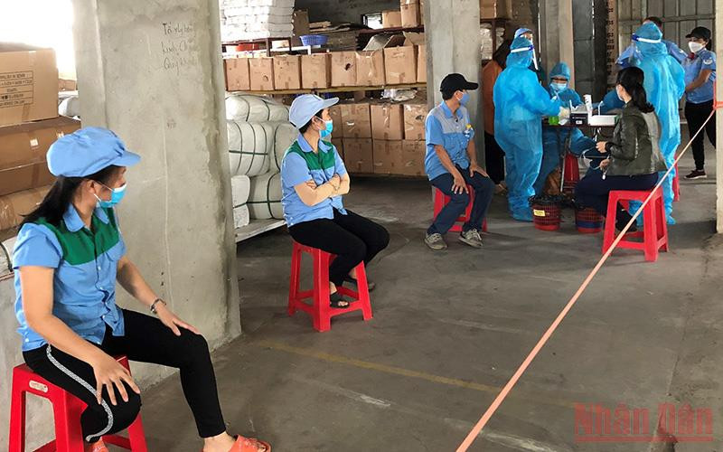 Doanh nghiệp trong khu công nghiệp ở Thái Bình chủ động xét nghiệm định kỳ cho công nhân lao động.