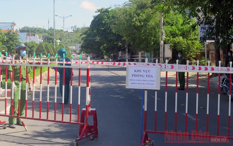 Mọi ngả đường ra vào xã Bình Kiến đã bị lập chốt kiểm tra để kiểm soát y tế, ngăn chặn dịch bệnh lây lan.