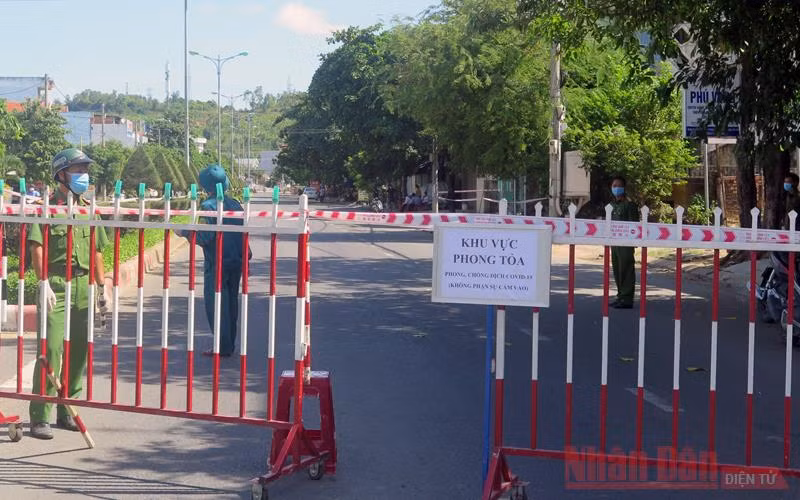 Mọi ngả đường ra vào xã Bình Kiến đã bị lập chốt kiểm tra để kiểm soát y tế, ngăn chặn dịch bệnh lây lan.