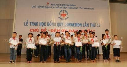 Các em học sinh nhận học bổng Doraemon lần thứ 17.