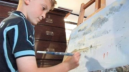 Họa sĩ 10 tuổi Ki-rôn Uy-li-am-xơn và tranh của em.