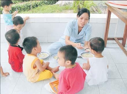 Nhân viên Làng thiếu niên Thủ Ðức chăm sóc trẻ mồ côi.