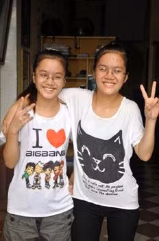 Hai chj em Mỹ Linh và Khánh Linh.