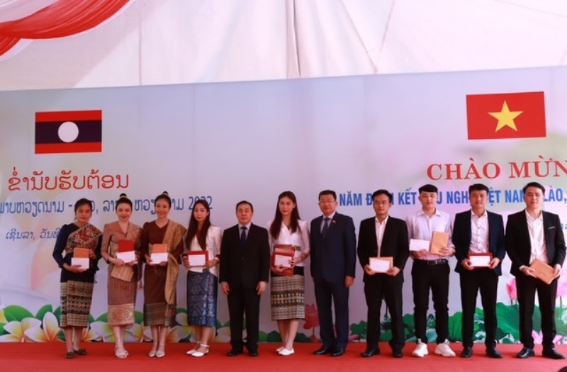 Ủy ban Đối ngoại của Quốc hội và Đại sứ quán nước Cộng hòa dân chủ nhân dân Lào tại Việt Nam tặng quà lưu học sinh Lào học tập ở Sơn La.