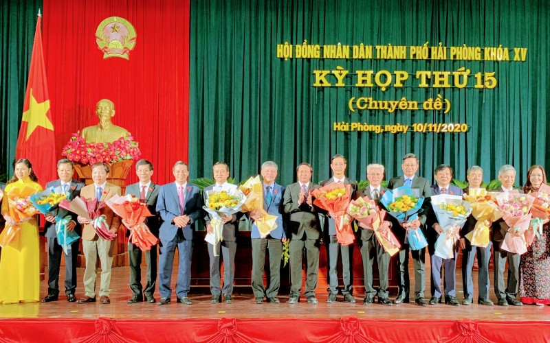 Tặng hoa các đại biểu trúng cử và đại biểu được miễn nhiệm.