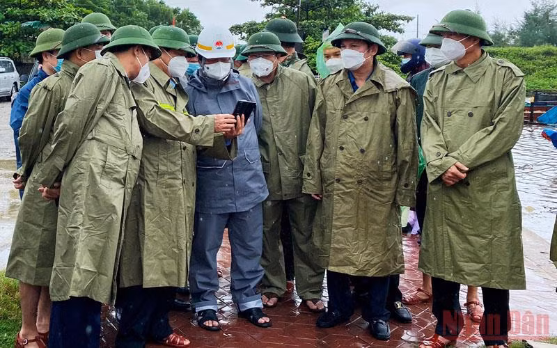 Đồng chí Lê Minh Hoan và các thành viên đoàn công tác kiểm tra hiện trạng các tuyến đê biển ở Hà Tĩnh.