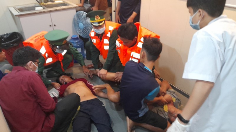 Cứu hộ bốn thuyền viên ngạt khí hầm tàu