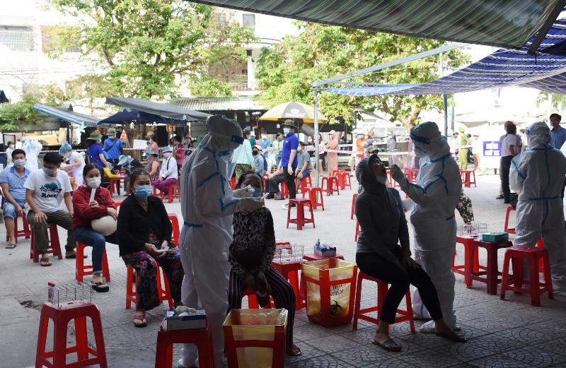 Các tiểu thương chợ Phước Mỹ được lấy mẫu xét nghiệm, sáng 5-5.