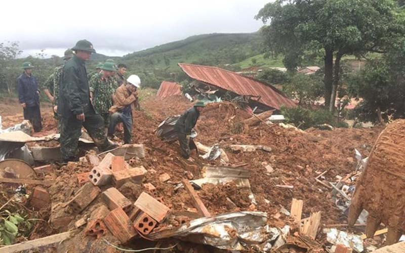 Lực lượng cứu hộ đang nỗ lực tìm kiếm các chiến sĩ còn mất tích (Ảnh: TTXVN)