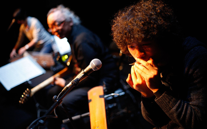 Ngô Hồng Quang trong buổi biểu diễn cùng nhóm Saiyuki Trio tại Annecy (Pháp) năm 2015. Ảnh: Lê Kim Hưng