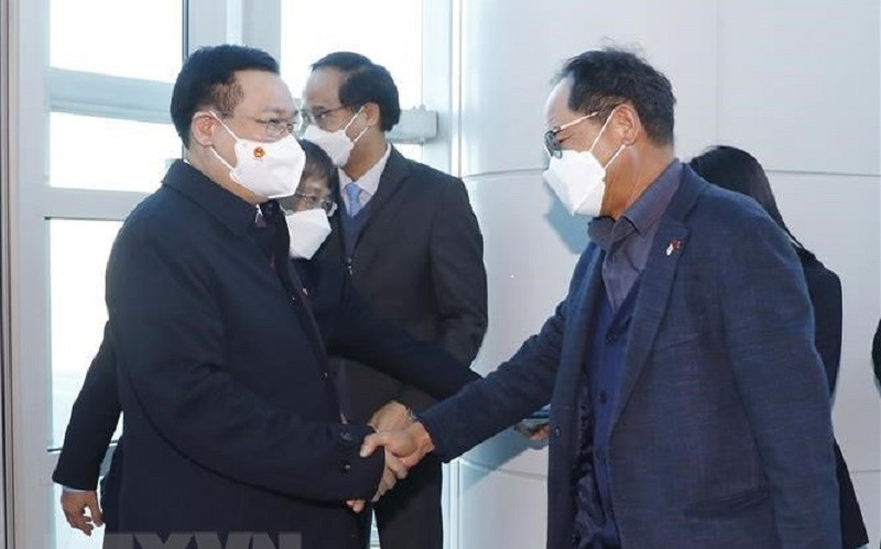 Lễ đón Chủ tịch Quốc hội Vương Đình Huệ tại Sân bay quốc tế Incheon, thủ đô Seoul. (Ảnh: TTXVN)