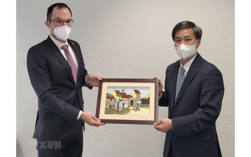 Thứ trưởng Tư pháp Nguyễn Khánh Ngọc làm việc với đại diện Bộ Tư pháp và Cảnh sát liên bang Thụy Sĩ, ông Niklaus Meier, Vụ trưởng Vụ Tư pháp quốc tế. (Ảnh: TTXVN)