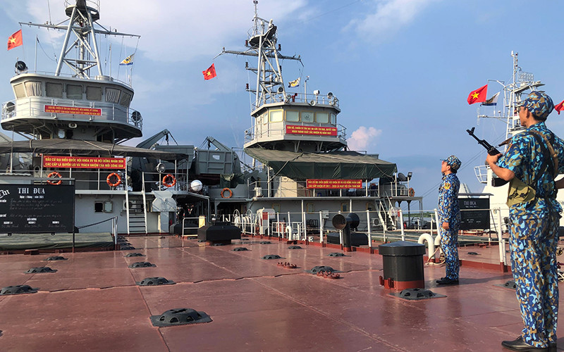 Quân nhân Lữ đoàn 125 thực hiện nghi lễ chào cờ trước khi lên tàu. Ảnh: TÀI CHÁNH