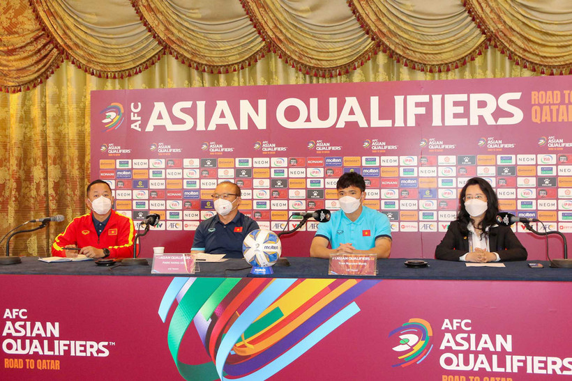 HLV Park Hang-seo và thủ thành Nguyên Mạnh tham dự buổi họp báo chiều 23/3. (Ảnh: VFF)
