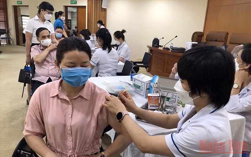 Người lao động tham gia tiêm vaccine mũi 3, mũi 4 phòng chống Covid-19. 