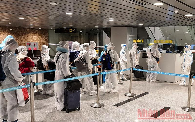 Hành khách nhập cảnh khai báo y tế tại quầy kiểm dịch y tế sân bay Đà Nẵng.