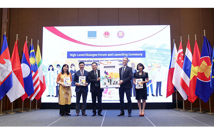 Ra mắt Nghiên cứu so sánh về quản lý lao động di cư trong ASEAN tại Diễn đàn (Ảnh: Molisa).
