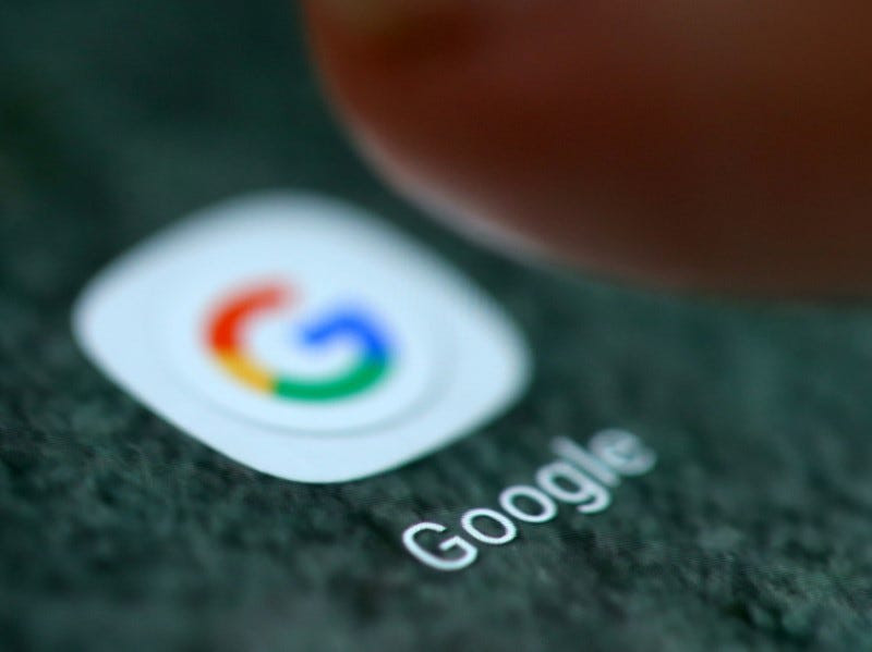Logo ứng dụng Google được nhìn thấy trên điện thoại thông minh. Ảnh: Reuters.