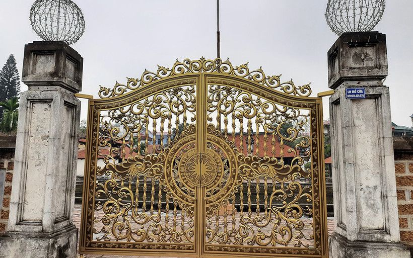 Bộ cổng mới của đình Tây Đằng. Ảnh: Nguyễn Đức Bình