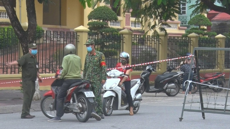Lực lượng chức năng hướng dẫn người dân TP Phủ Lý không đi vào khu vực phong tỏa.