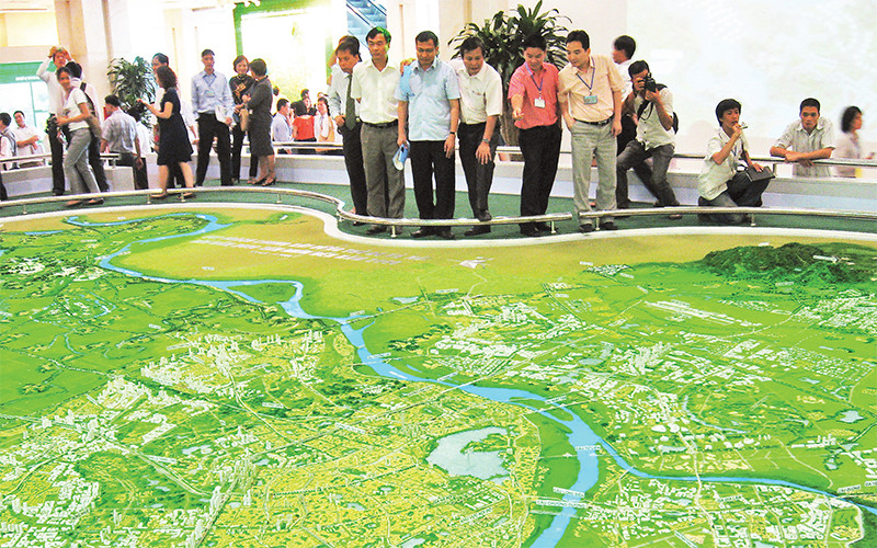 Người dân tìm hiểu quy hoạch chung.