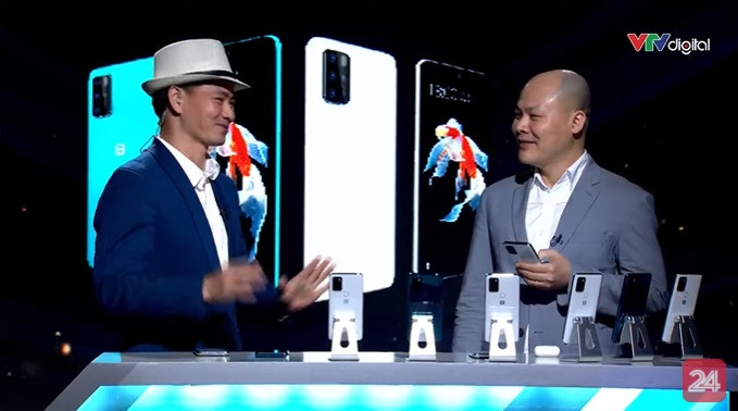 CEO Nguyễn Tử Quảng cùng diễn viên Xuân Bắc trực tiếp livestream ra mắt và mở bán dòng điện thoại Bphone A Series.