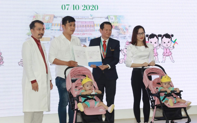 Hai bé Trúc Nhi - Diệu Nhi trong ngày xuất viện.