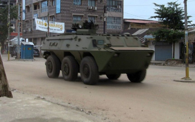 Xe quân sự trên đường phố ở khu vực Kaloum, Thủ đô Conakry, Guinea ngày 5/9/2021. (Ảnh: Reuters)