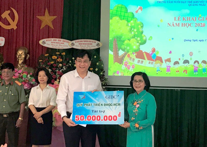 Quỹ Phát triển ĐHQG TP Hồ Chí Minh trao học bổng cho học sinh trung tâm.