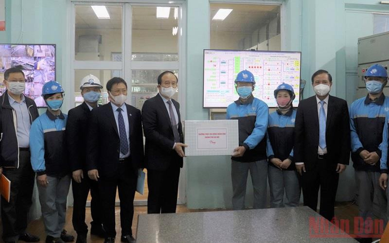 Lãnh đạo thành phố Hà Nội đi thăm, tặng quà người lao động dịp Tết Nguyên đán.