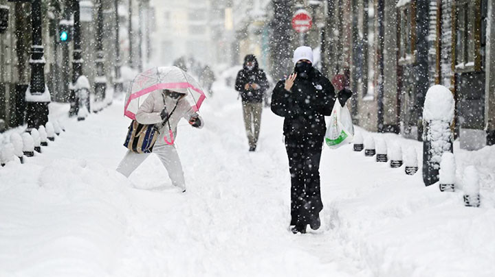Tây Ban Nha chật vật trong băng tuyết