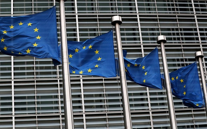 Lá cờ của Liên minh châu Âu tung bay bên ngoài trụ sở Ủy ban châu Âu tại Brussels, Bỉ. (Ảnh: Reuters)
