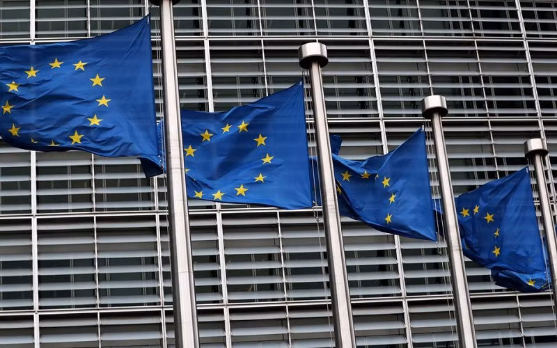 Lá cờ của Liên minh châu Âu tung bay bên ngoài trụ sở Ủy ban châu Âu tại Brussels, Bỉ. (Ảnh: Reuters)