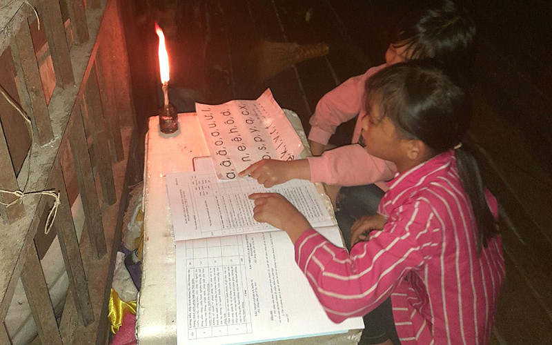 Trẻ em thôn Nà Cà, xã Bằng Thành (Pác Nặm) phải dùng đèn dầu tự chế lấy ánh sáng để học bài.