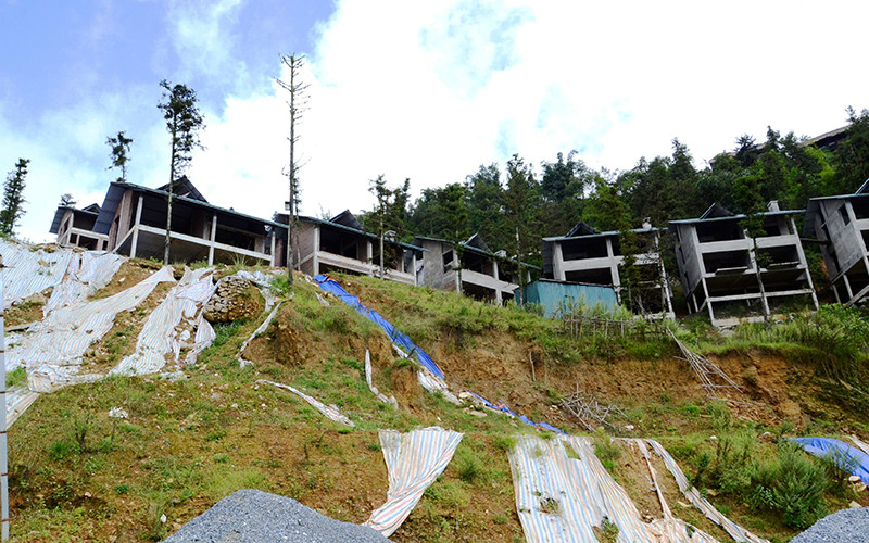 Hàng chục biệt thự thuộc dự án Khu du lịch sinh thái nghỉ dưỡng cao cấp Cầu Mây bị sạt lở, mất an toàn, do chủ đầu tư không tuân thủ các quy định về xây dựng.