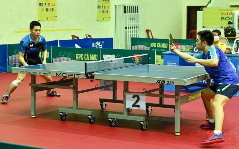 Trận bán kết đơn nam giữa Nguyễn Đức Tuân (phải) và Nguyễn Văn Huấn.