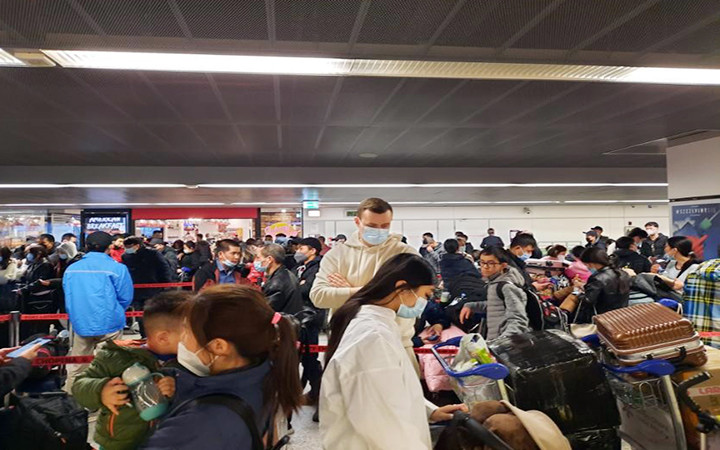 Công dân Việt Nam ở Đông Âu chờ làm thủ tục lên máy bay về nước.