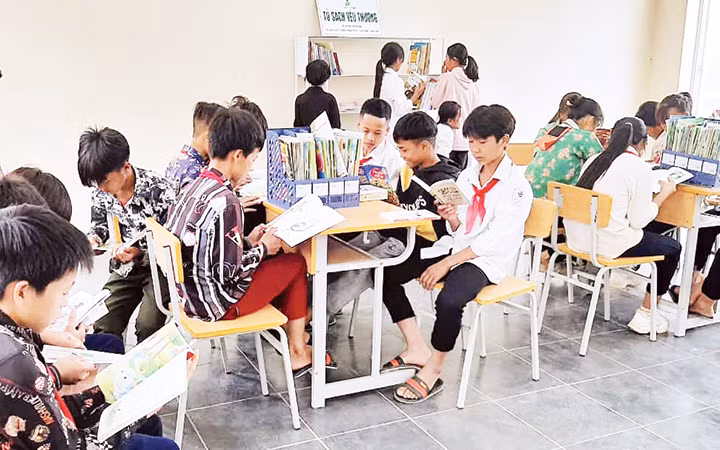 Học sinh Trường phổ thông dân tộc bán trú tiểu học và trung học cơ sở Pú Xi, huyện Tuần Giáo, tỉnh Điện Biên bên "Tủ sách yêu thương".