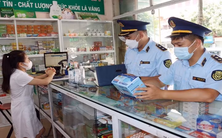 Lực lượng Quản lý thị trường tỉnh Lạng Sơn nắm tình hình kinh doanh thuốc, vật tư y tế tại thành phố Lạng Sơn. (Ảnh MINH PHƯƠNG)