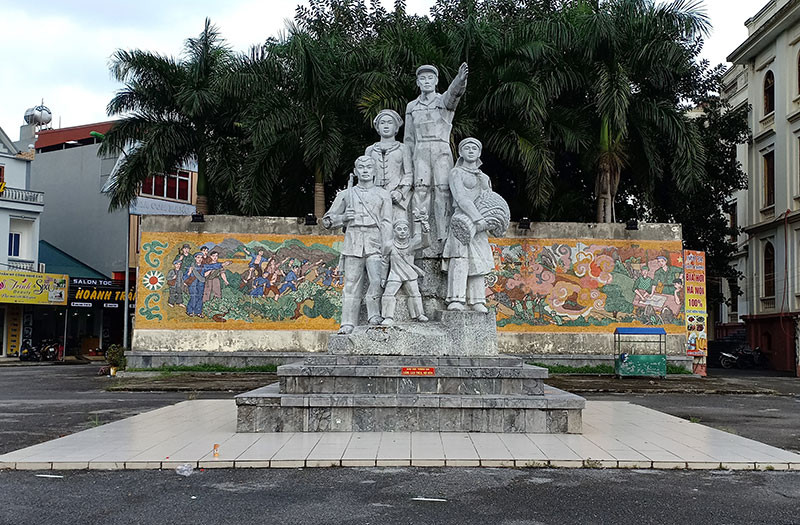 Một cụm tượng và tranh gốm đang được lắp đặt tại khu vực quảng trường, thành phố Bắc Kạn. 