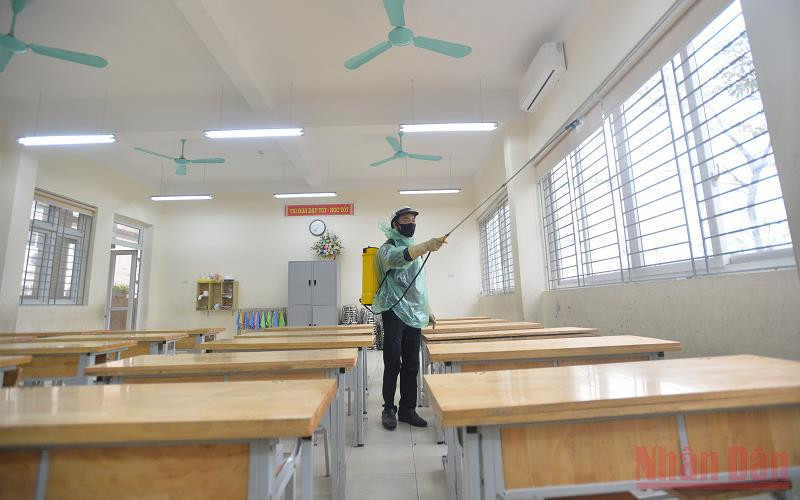 Các trường học khu vực ngoại thành Hà Nội đang thực hiện vệ sinh, khử khuẩn để đón học sinh trở lại trường.