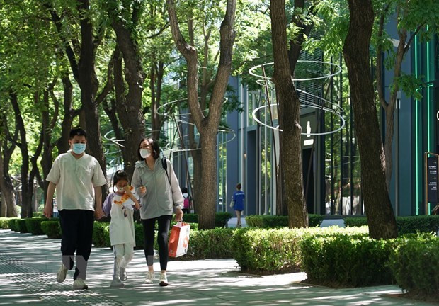 Người dân đeo khẩu trang phòng dịch Covid-19 tại Bắc Kinh, Trung Quốc, ngày 29/5/2022. (Ảnh: THX/TTXVN)