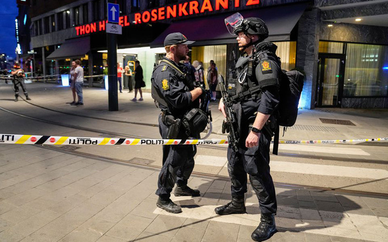 Lực lượng an ninh bảo vệ khu vực bên ngoài London Pub, ngày 25/6. (Ảnh: NTB)