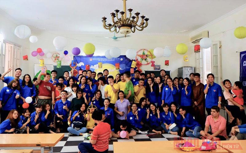 Thanh niên ĐH Luật Hà Nội mang Trung thu ý nghĩa tới các em nhỏ Trung tâm Phúc Tuệ. (Ảnh: Duy Chinh)