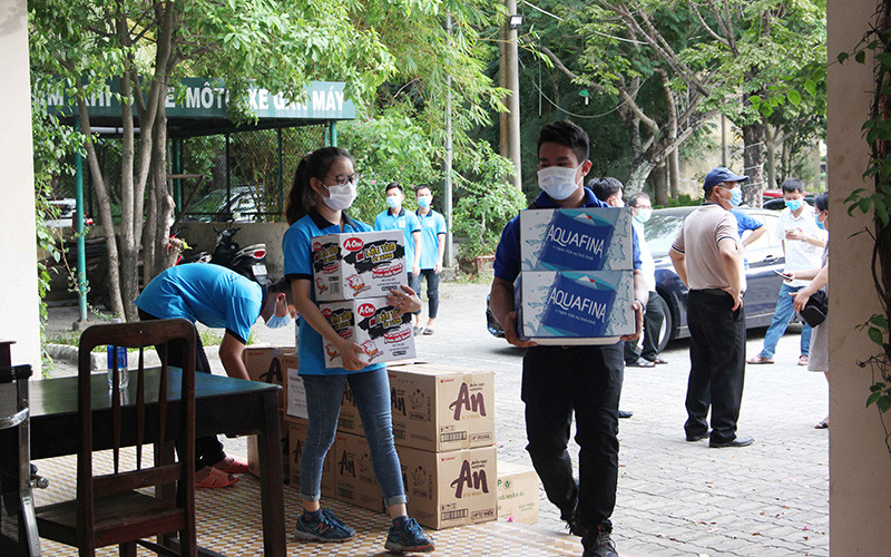 Sinh viên KTX ĐH Bách khoa nhận hàng hỗ trợ