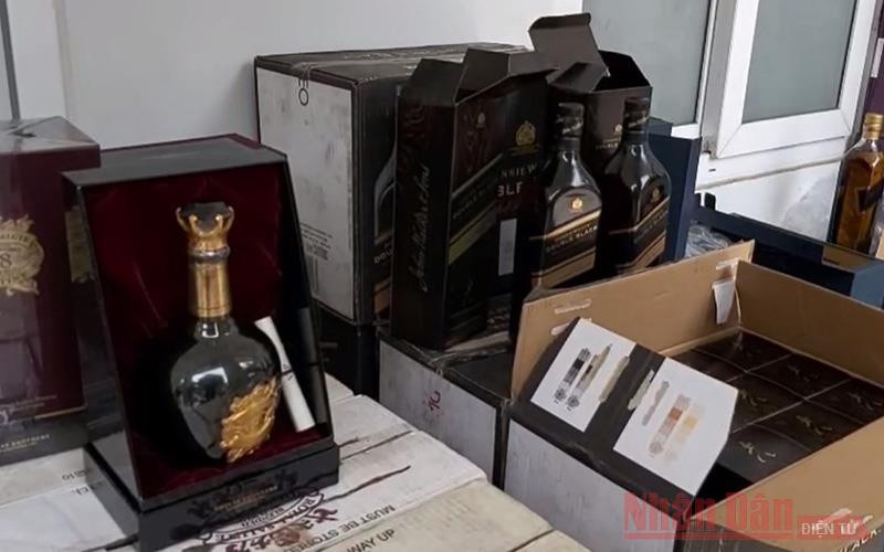 Số rượu ngoại nhập lậu bị lực lượng chức năng Đà Nẵng phát hiện.